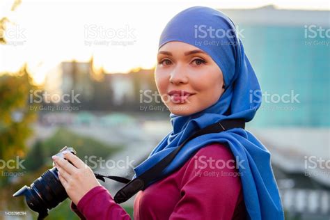 Foto De Fotógrafa Usando Um Hijab Mulher Segurando Um Hobbyist Câmera Ou Um Jornalista Em Parque