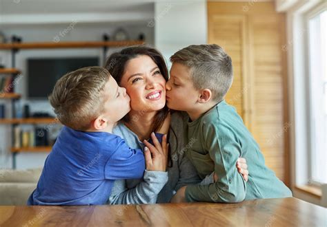 Niño Niño Hijo Madre Beso Besos Amor Feliz Familia Cuidado Foto Premium