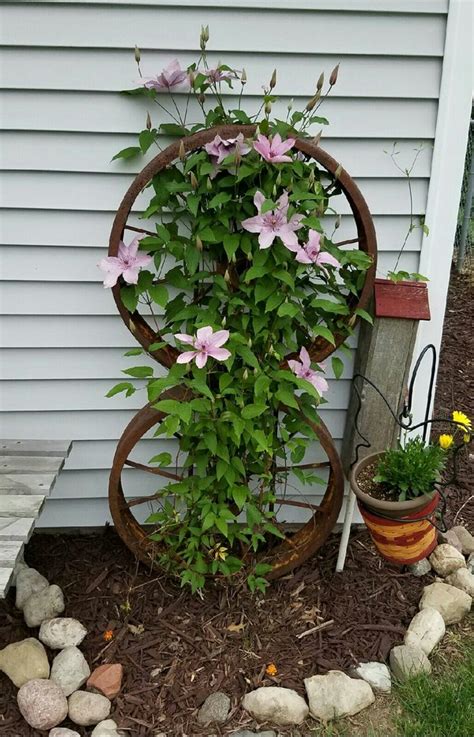 16 Magnificent Ways To Use Old Wagon Wheels In Your Garden The Art In