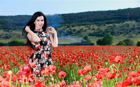 Wallpaper Women Outdoors Flowers Looking At Viewer Red Field