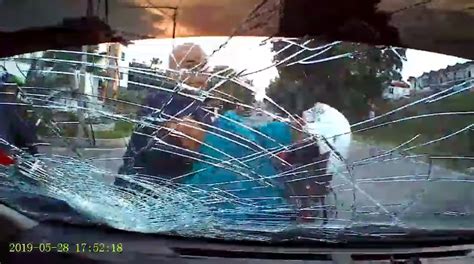Kes pecah cermin kereta dan ragut di jalan gombak. BORAK TENGAH JALAN, DI HON, MENGAMUK & PECAHKAN CERMIN ...