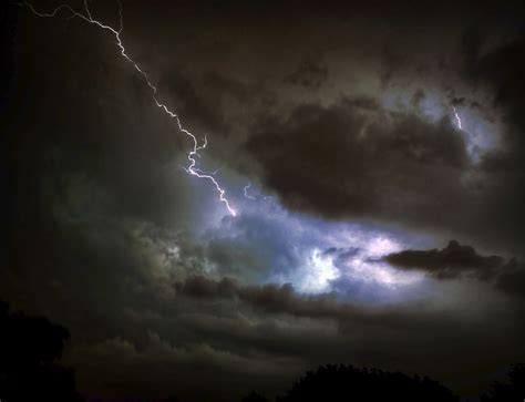 무료 이미지 구름 번개 하늘 우뢰 자연 뇌우 어둠 지구의 분위기 적운 폭풍 낮 기상 현상 저녁 한밤중