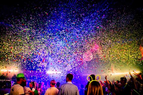Oh, those hedonistic 1990s—i remember there always seemed to be parties everywhere. WAT. EEN. FEEST. Ontdek hier de foto's van de Family Rave ...