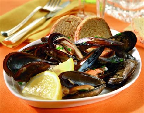Crostini misti al pesce, cuori al salmone, verdure farcite 2 primi: Cozze alla marinara - La Ricetta | Nardò Notizie