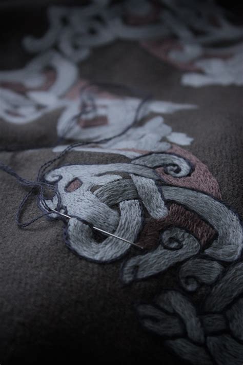 Wikinger mantel kaftan mit wölfen stickerei gudrun die wolfdottir. Pin von Petra Linde auf Wikinger (mit Bildern) | Sticken ...