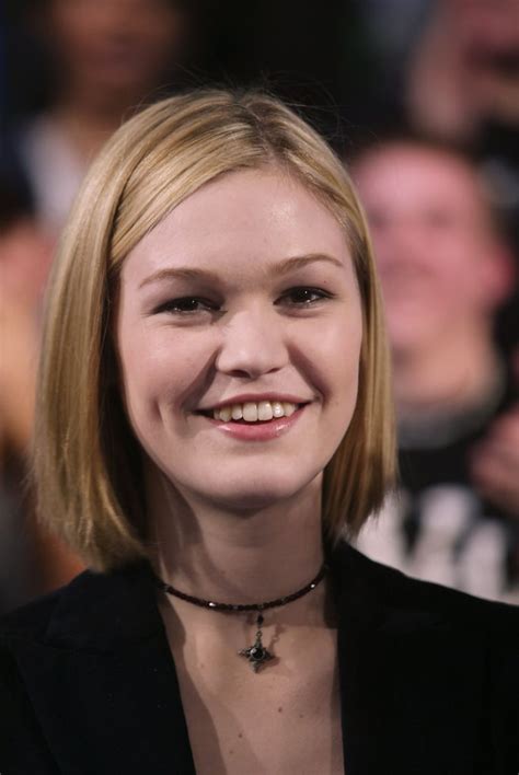 Julia Stiles Sported A Choker For Her Trl Appearance In 2003 Mtv Trl