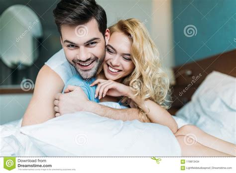 abrazo heterosexual sonriente de los pares foto de archivo imagen de gente hembra 119813434