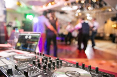 12 Wedding Reception Entertainment Ideas Thatll Wow Your Guests