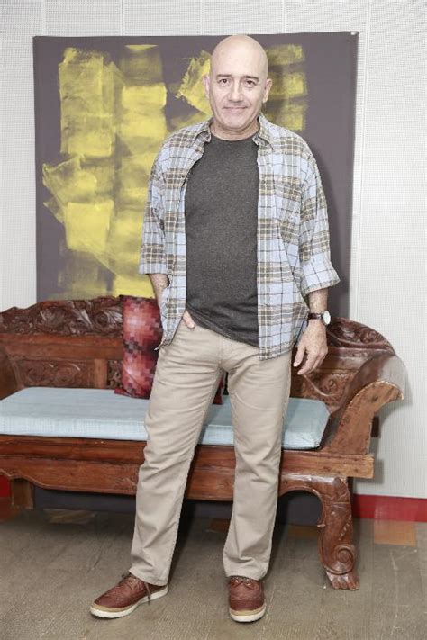 José raposo descobriu a fotografia aos 14 anos, como quem descobre a peça final de um puzzle que assim, finalmente, se pode completar. José Raposo usa aparelho nos dentes! «Uma chatice. Arranha ...