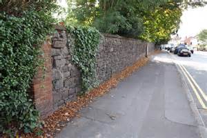 Cemetery Wall London Road © Roger Templeman Cc By Sa20 Geograph