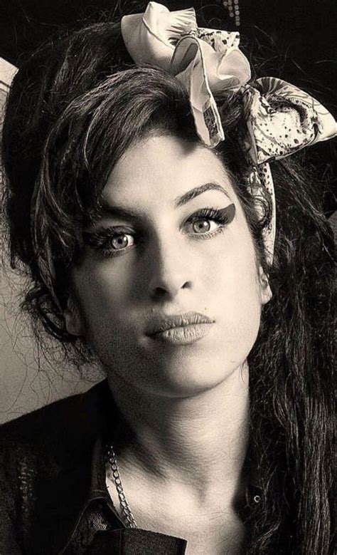 amy winehouse black and white photo in 2023 amy winehouse style amy winehouse black amy