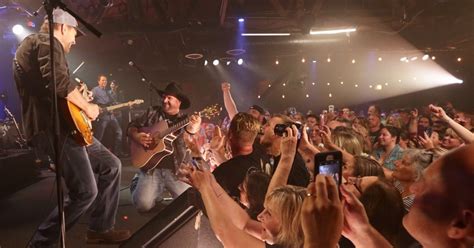 Garth Brooks Rocks Chicago On First Dive Bar Tour Stop Sounds Like