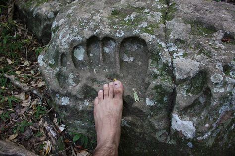 Hatalmas emberi lábnyom bizonyítja hogy óriások jártak a Földön