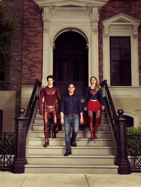 the flash e supergirl fazem crossover em mega ensaio fotográfico legião dos heróis