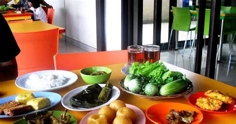 The waroeng bondowoso merupakan rumah makan dengan menampilkan nuansa pedesaan yang berada di kabupaten bondowoso, lokasinya berada di di 4. Cimplung Kuliner Sunda yang Masih Lestari di RM. Sambel ...