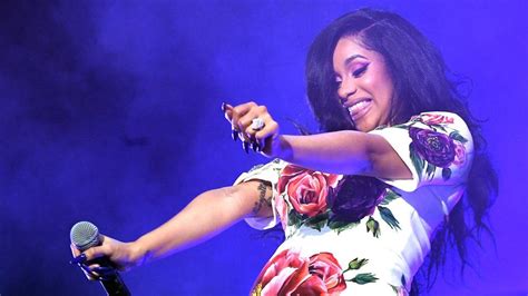 Cardi B Is First Female Rapper To Get Two Billboard Number Ones Bbc News