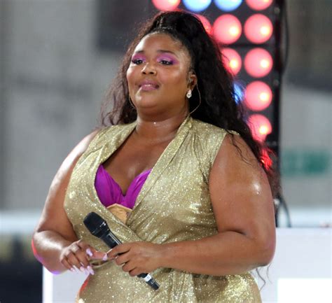 American singer, rapper and actress from texas. Lizzo Drops Nude Pics & Video On Instagram - And Fans Don ...