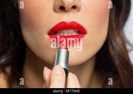 Nahaufnahme Der Rote Frau Schamlippen Auftragen Lippenkonturenstift Auf Wei Makro Objektiv