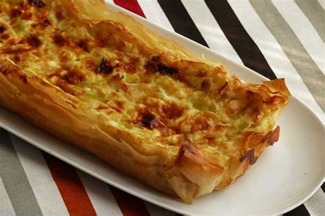 Para preparar la masa filo empezaremos poniendo la harina en un bol donde podamos trabajarla bien. pastel masa filo