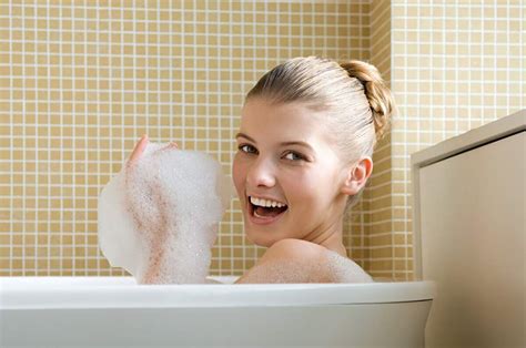 Женщина купается в ванне Молодая женщина наслаждаясь купать в ванне сток видео