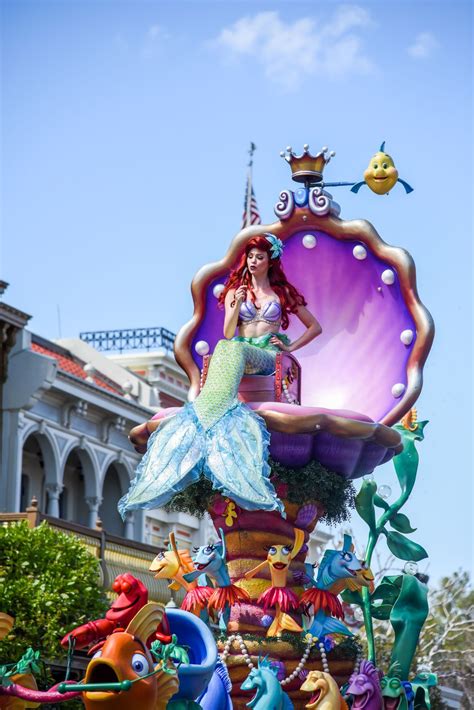 Pin by Saba Fana on Disneyland - Parade | Disney parade, Disneyland parade, Disney christmas parade