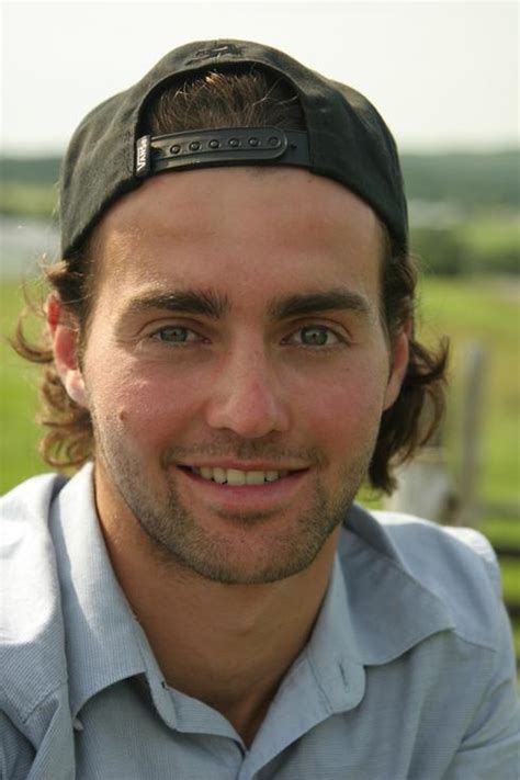 Dans cette téléréalité, cinq agriculteurs à la recherche du grand amour accueillent sur leur ferme trois prétendant(e)s. Découvrez les candidats de L'amour est dans le pré, saison 5!