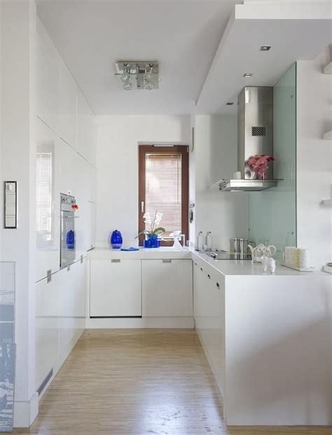 In einem größeren raum können sich auch zwei küchenzeilen gegenüberstehen. kleine küche gestalten pur weiß einbaugeräte glas ...