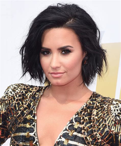 Demetria devonne demi lovato was born on august 20, 1992 in albuquerque, new mexico and raised in dallas, texas to dianna de la garza, a former dallas cowboys cheerleader & patrick martin lovato, an engineer and musician. Demi Lovato Shows Off More Boxing Skills on Instagram ...