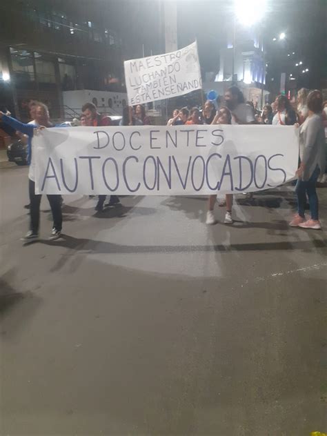 Docentes Autoconvocados Reflejaron Sus Demandas En Plaza Ramírez Diario La Calle