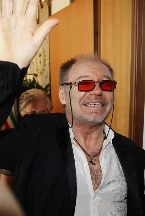 Laura non ha mai chiesto niente ma io non posso permettere che abbia poco più dei diritti delle madri degli altri due miei figli in materia di successione. Vasco Rossi sposa Laura Schmidt - Le foto - Panorama