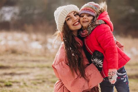 Madre Con Hija Pequeña En Un Bosque De Invierno Foto Gratis