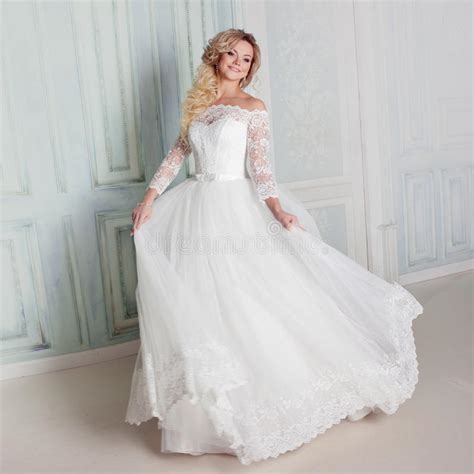 Was verschiedene tänze im traum bedeuten, erfahren sie bei uns! Porträt Der Hübscher Frau Im Hochzeitskleid Tanzen Auf Die ...