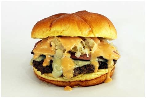 Love This Reuben Burger I Wish It Was On A Marble Rye Or Pretzel Bun