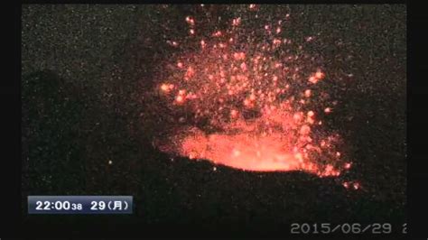 桜島大規模噴火の可能性の調査が始まったようだ。 ライブカメラ＝国土交通省 九州地方整備局 大隅河川国道事務所、世界で最も美しくスリリングな映像を提供してくれている。 volcano : 桜島爆発的噴火 2015年6月29日夜の部2回 - YouTube