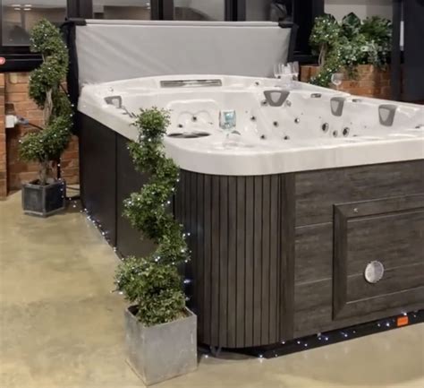 Pre Owned Coast Spas Elite Mirage Curve Hot Tub Hot Tubs At Home