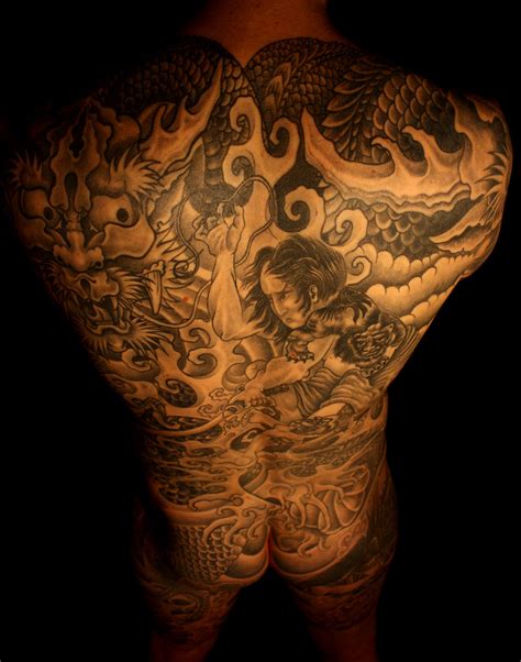 The tattoos are crucial to yakuza members, according to anton. Gambar Tato Yakuza Keren - Gambar Barumu