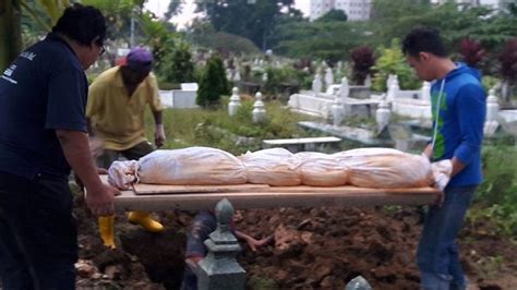 Namun, juga dibukanya kehidupan baru di alam kubur, hingga tiba nanti saatnya waktu penghisaban di hari kiamat. Inilah Amalan Penerang Kubur dan Penyelamat Dari Siksa ...