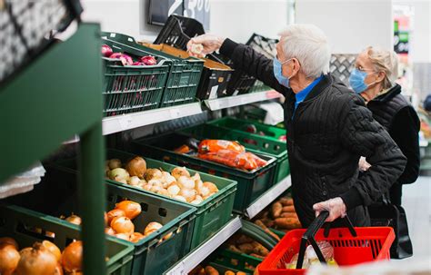 Kilka dni temu wraz z powrotem godzin dla seniorów sieć obiegła informacja o tym, że żabka znalazła sposób na ominięcie tego problemu. Godziny dla seniorów. W niektórych sklepach nie obowiązują ...