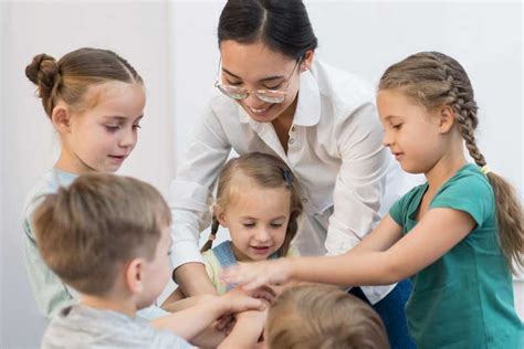 devenir assistante maternelle agréée le guide complet pour les futures nounous