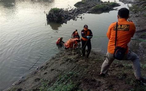 Satpol pp sendiri merupakan perangkat pemerintah yang merupakan. Jenazah Satpam Wanita Ditemukan di Tepi Sungai Bengawan ...