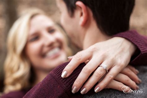 12 Winter Engagement Photo Ideas To Inspire Your Photoshoot