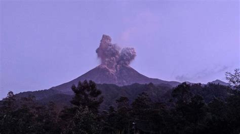 gunung merapi kembali erupsi hujan abu vulkanik mengarah ke magelang suarajogja id