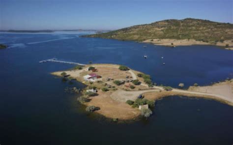 Do outro lado do grande lago, o que encontrámos no sopé de monsaraz, foi sem dúvida uma praia ao nível do. Primeira praia fluvial do Alqueva já abriu e tem Bandeira ...