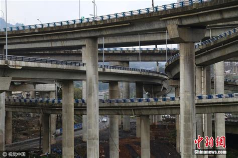 Die chinesische autobahn ist ein unvermeidliches produkt der sozialen und wirtschaftlichen entwicklung chinas. Autobahn-Kreuzung in China mit fünf Ebenen_China.org.cn