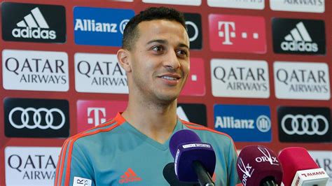 Maenner tragen eine frau auf den schultern: Thiago Alcántara | Promiflash.de