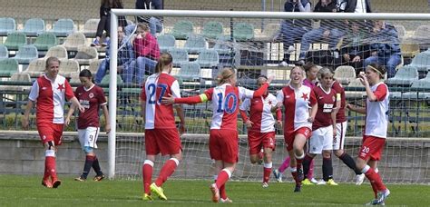 Fotbalisté slavie nezvládli pražskou odvetu čtvrtfinále evropské ligy s arsenalem a po porážce 0:4 se s evropskou scéno v této sezoně loučí. Útočnice Arsenalu "sejmula" Slávistky, postup se vzdálil ...
