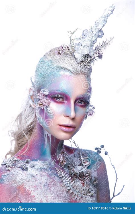 en vacker flicka i bilden av en snöig enhörnvarelse kreativ sammansättning art utseende