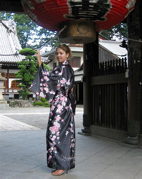 Японское кимоно САКУРА Элегантные женские кимоно и халаты в японском