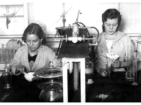 Dos Alumnas Hacen Experimentos De Química En El Laboratorio De La Nueva