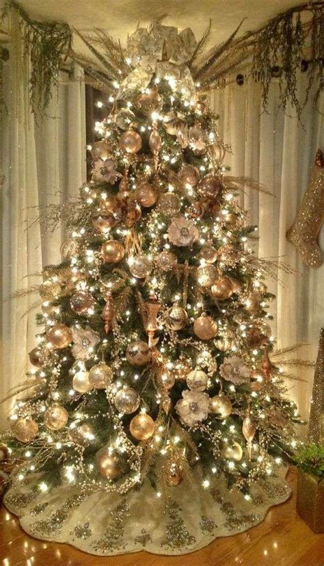 Il merito è senza dubbio dello spirito delle feste che, nelle nostre case, si anima grazie a tante decorazioni a tema. Idee per decorare un albero di Natale dorato | Natale ...